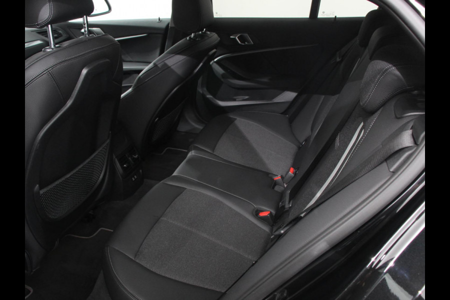 BMW 1-serie 118i Automaat Sportline Business Edition DEMO! Climate control Navigatie Cruise control LED Parkeersensor achter Apple Carplay/ Android Auto