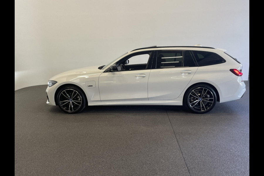 BMW 3 Serie Touring 320e M-Sport Aut-8 Panoramadak Adaptive M-Technic Chassis LED Navi Cruise Control PDC VA 19" LM Velgen Shadowline
