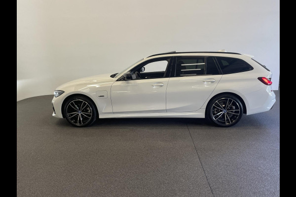 BMW 3 Serie Touring 320e M-Sport Aut-8 Panoramadak Adaptive M-Technic Chassis LED Navi Cruise Control PDC VA 19" LM Velgen Shadowline