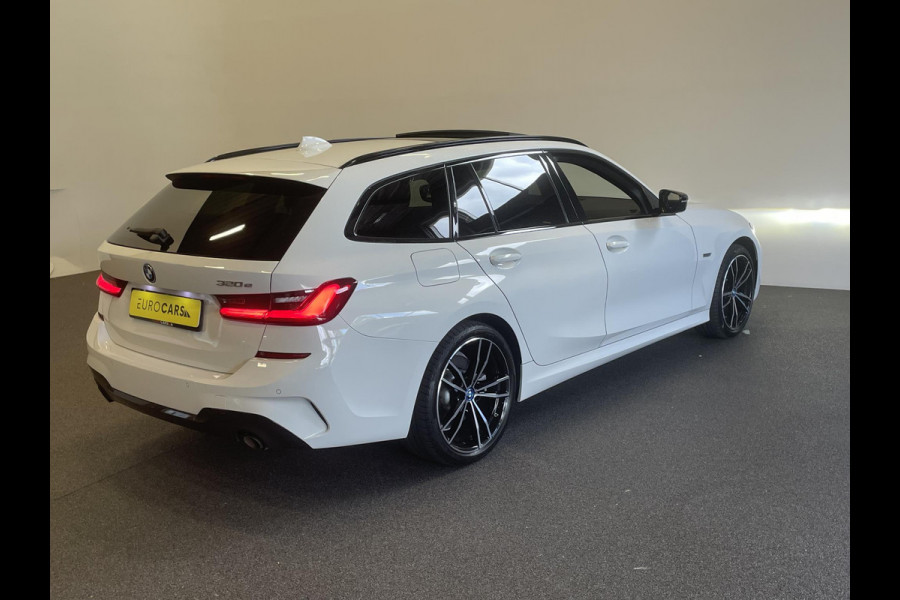BMW 3 Serie Touring 320e M-Sport Aut-8 Panoramadak Adaptive M-Technic Chassis LED Navi Cruise Control PDC VA 19" LM Velgen Shadowline