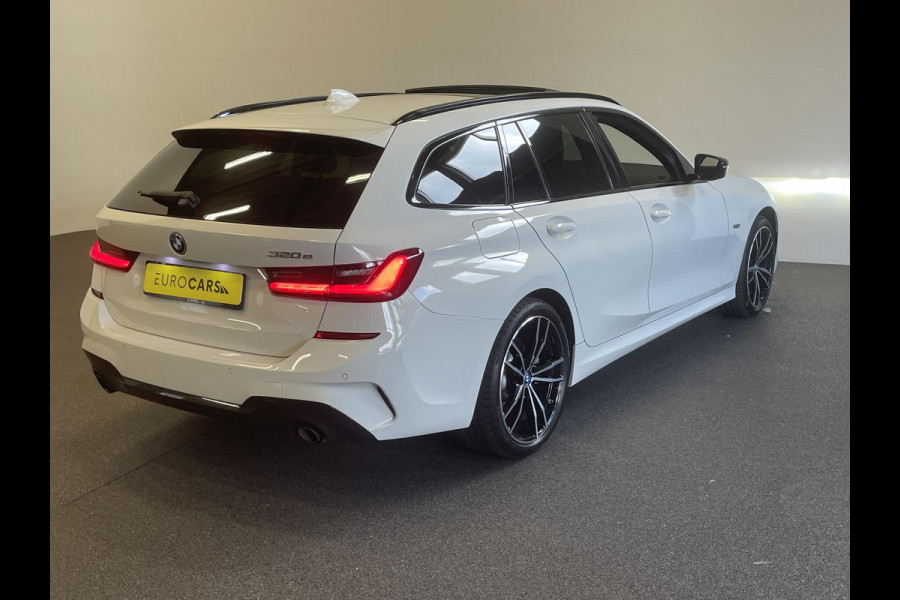BMW 3 Serie Touring 320e M-Sport Aut-8 Panoramadak Adaptive M-Technic Chassis LED Navi Cruise Control PDC VA 19" LM Velgen Shadowline