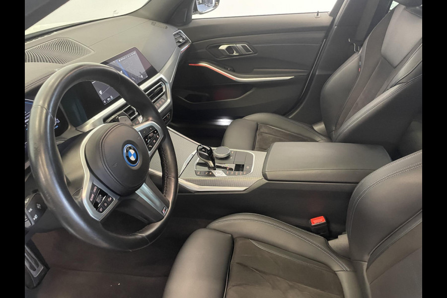 BMW 3 Serie Touring 320e M-Sport Aut-8 Panoramadak Adaptive M-Technic Chassis LED Navi Cruise Control PDC VA 19" LM Velgen Shadowline