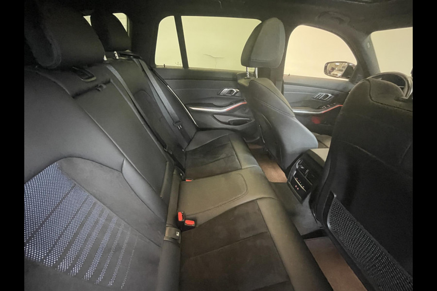 BMW 3 Serie Touring 320e M-Sport Aut-8 Panoramadak Adaptive M-Technic Chassis LED Navi Cruise Control PDC VA 19" LM Velgen Shadowline