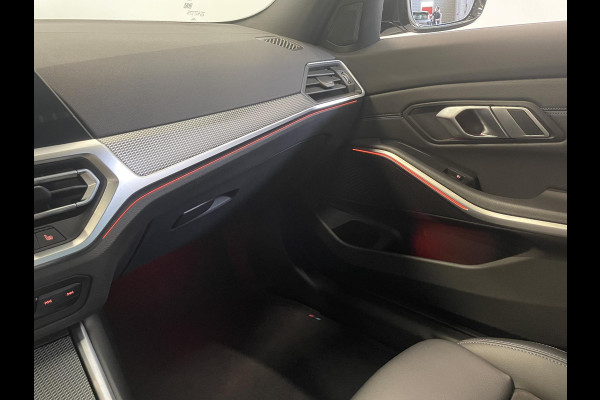 BMW 3 Serie Touring 320e M-Sport Aut-8 Panoramadak Adaptive M-Technic Chassis LED Navi Cruise Control PDC VA 19" LM Velgen Shadowline