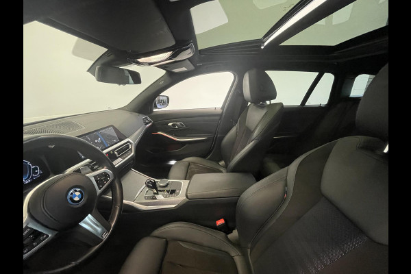 BMW 3 Serie Touring 320e M-Sport Aut-8 Panoramadak Adaptive M-Technic Chassis LED Navi Cruise Control PDC VA 19" LM Velgen Shadowline