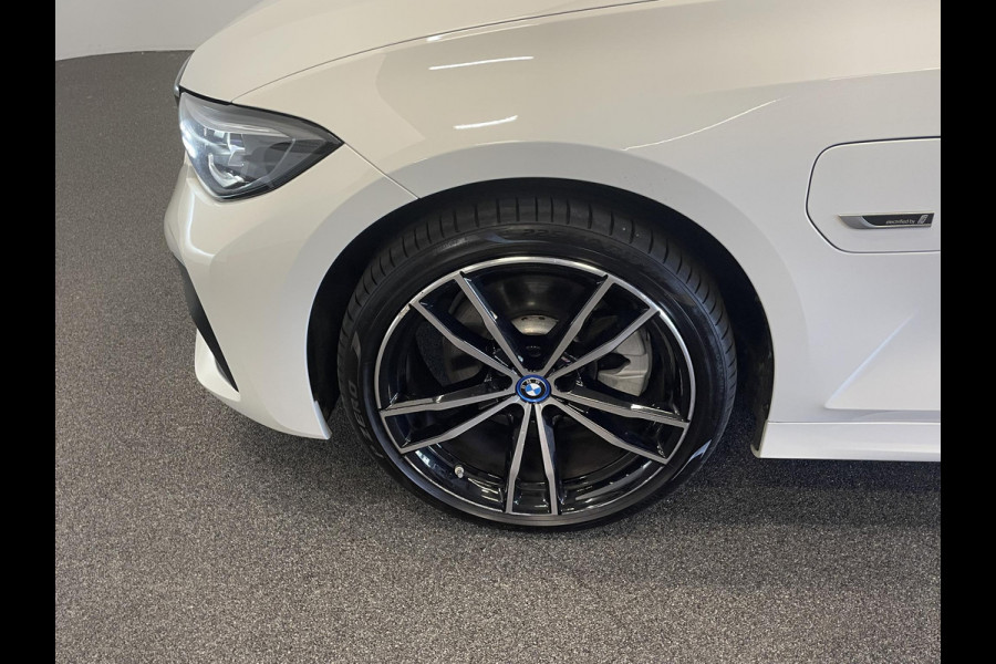 BMW 3 Serie Touring 320e M-Sport Aut-8 Panoramadak Adaptive M-Technic Chassis LED Navi Cruise Control PDC VA 19" LM Velgen Shadowline