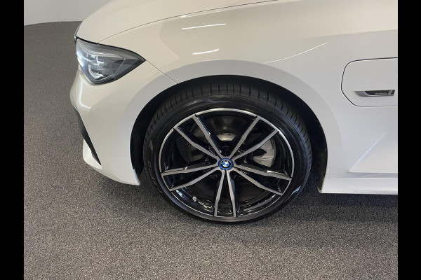 BMW 3 Serie Touring 320e M-Sport Aut-8 Panoramadak Adaptive M-Technic Chassis LED Navi Cruise Control PDC VA 19" LM Velgen Shadowline