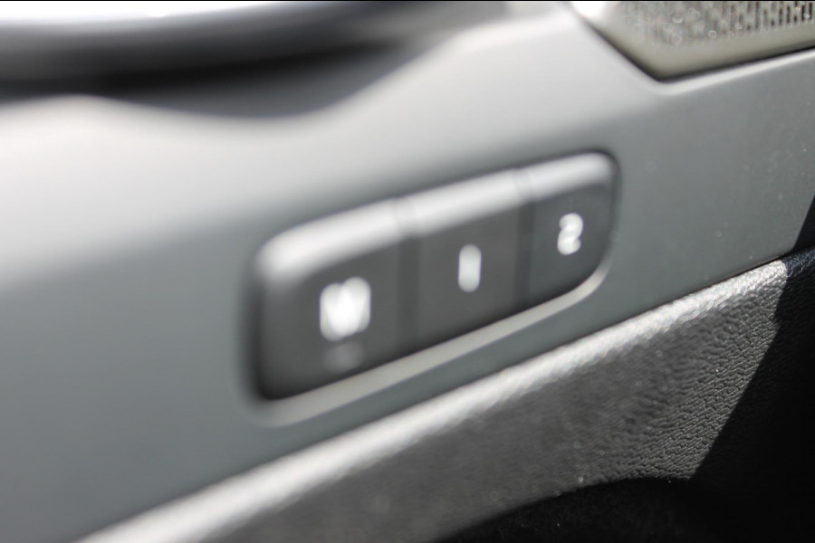 Volvo XC40 B4 211PK Automaat Plus Dark Google Infotainment / Verwarmbare voorruit / Semi elektrisch wegklapbare trekhaak / Elektrisch verstelbare voorstoelen met geheugen op de bestuurdersstoel