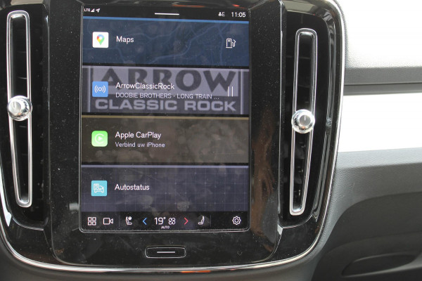 Volvo XC40 B4 211PK Automaat Plus Dark Google Infotainment / Verwarmbare voorruit / Semi elektrisch wegklapbare trekhaak / Elektrisch verstelbare voorstoelen met geheugen op de bestuurdersstoel