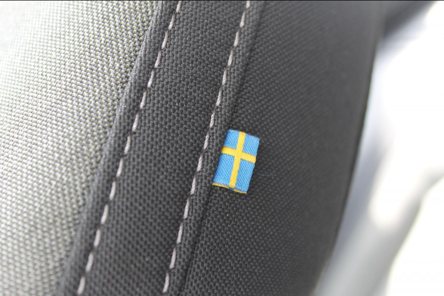 Volvo XC40 B4 211PK Automaat Plus Dark Google Infotainment / Verwarmbare voorruit / Semi elektrisch wegklapbare trekhaak / Elektrisch verstelbare voorstoelen met geheugen op de bestuurdersstoel