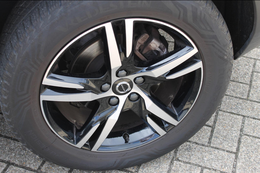 Volvo XC40 B4 211PK Automaat Plus Dark Google Infotainment / Verwarmbare voorruit / Semi elektrisch wegklapbare trekhaak / Elektrisch verstelbare voorstoelen met geheugen op de bestuurdersstoel
