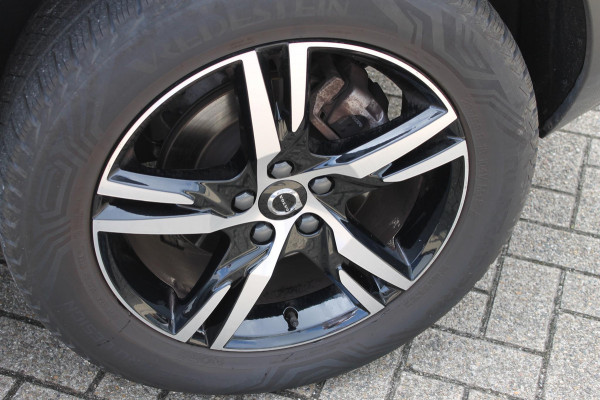 Volvo XC40 B4 211PK Automaat Plus Dark Google Infotainment / Verwarmbare voorruit / Semi elektrisch wegklapbare trekhaak / Elektrisch verstelbare voorstoelen met geheugen op de bestuurdersstoel