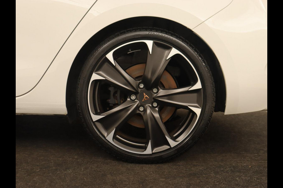 CUPRA Leon 1.4 eHybrid VZ | 245pk | Carplay | Navigatie | Sfeerverlichting | Keyless | Sportstoelen | Digital Cockpit | Parkeerhulp | PHEV | Plug In