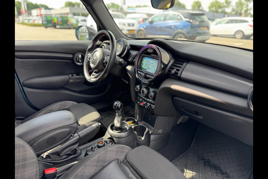MINI Mini 1.5 Cooper Panorama Navigatie PDC 5 deurs Leer 136 PK MINI Mini 1.5 Cooper Panorama Navigatie PDC 5 deurs Leer 136 PK