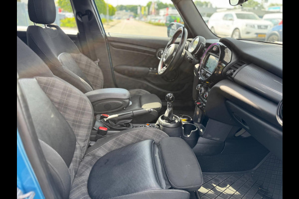 MINI Mini 1.5 Cooper Panorama Navigatie PDC 5 deurs Leer 136 PK MINI Mini 1.5 Cooper Panorama Navigatie PDC 5 deurs Leer 136 PK