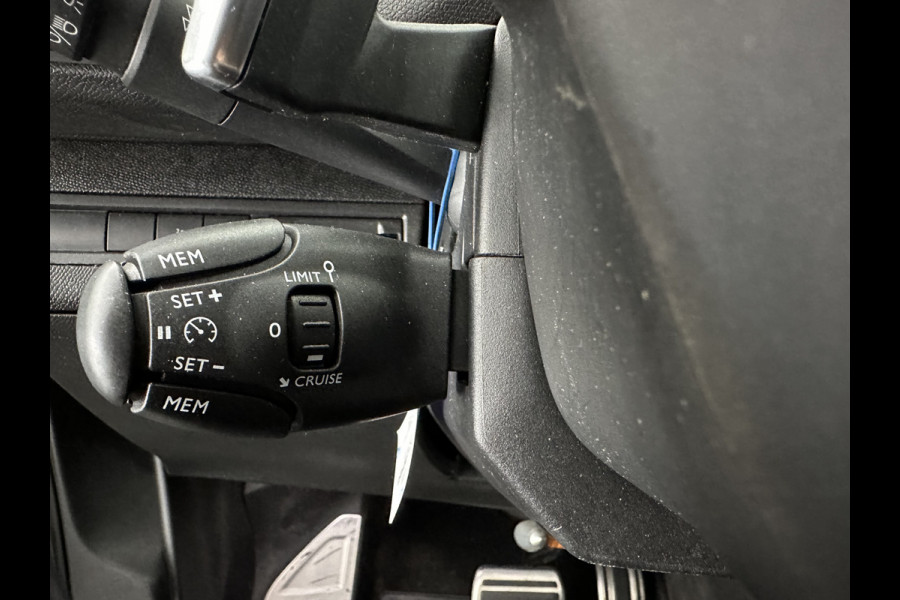 Peugeot 5008 1.6 e-THP GT-Line [ 7-Pers. ] Aut. *PANO | LEATHER-FABRIC | FULL-LED | DIGI-COCKPIT | LANE-ASSIST | BLINDS-SPOT | SPORT-SEATS | CAMERA | NAVI-FULLMAP | SHIFT-PADDLES | PRIVACY-GLASS | TOWBAR | 18''ALU*