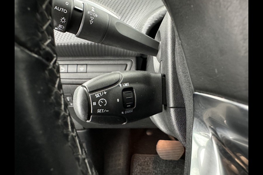 Peugeot 2008 1.2 PureTech Allure Aut. *PANO | LEATHER-FABRIC | HEATED-SPORTSEATS | CARPLAY | ECC | CAMERA | PRIVACY-GLASS | PDC | CRUISE | 16''ALU*