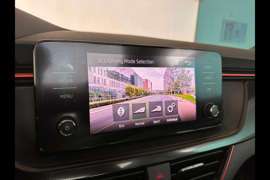 Škoda SCALA 1.5 TSI 150pk Sport Business DSG Automaat | Panorama | Trekhaak | Sport interieur | Climate | Cruise Con trol | occasion Škoda SCALA 1.5 TSI 150pk Sport Business DSG Automaat | Panorama | Trekhaak | Sport interieur | Climate | Cruise Con trol | occasion