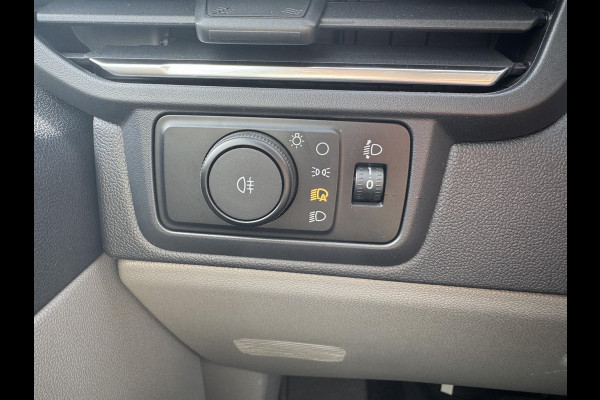 Ford E-Transit Custom 320 L1 Limited/Titanium Elektrisch | SCI | Ford Voorraad |  65kWh 218pk | Frozen White | Dubbele zijschuifdeur | Ruit in laadschot | Ruit in rechter zijschuifdeur| Verwarmbare passagiersstoel (8-weg verstelbaar) | Inklapbare trekhaak | Centrale dubbele vergrendeling | Driver Assistance Pack Premium | AGM accu | BEV 3-fase oplaadkabel 10 meter
