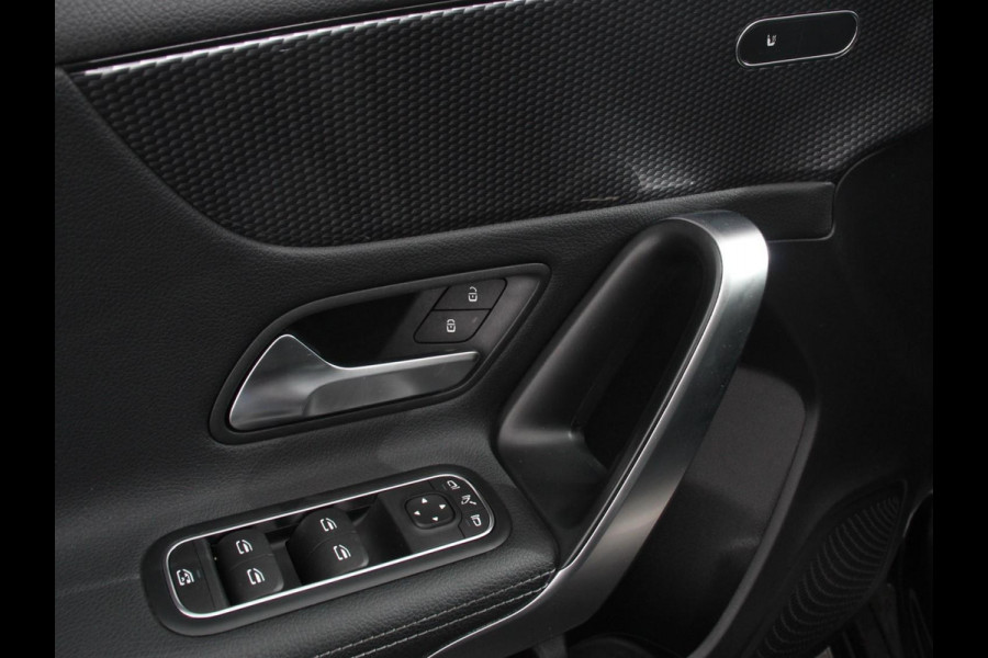 Mercedes-Benz A-Klasse 200 Progressive | Navigatie | Climate Control | Lane Assist | Camera | Trekhaak | DAB | LED | Verkeersbord Herkenning | Mercedes-Benz A-Klasse 200 Progressive | Navigatie | Climate Control | Lane Assist | Camera | Trekhaak | DAB | LED | Verkeersbord Herkenning |