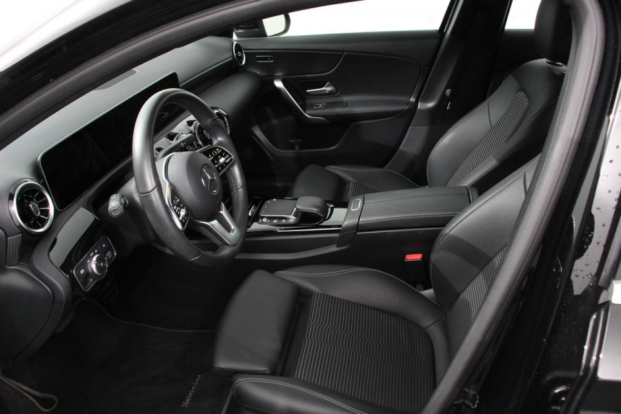 Mercedes-Benz A-Klasse 200 Progressive | Navigatie | Climate Control | Lane Assist | Camera | Trekhaak | DAB | LED | Verkeersbord Herkenning | Mercedes-Benz A-Klasse 200 Progressive | Navigatie | Climate Control | Lane Assist | Camera | Trekhaak | DAB | LED | Verkeersbord Herkenning |