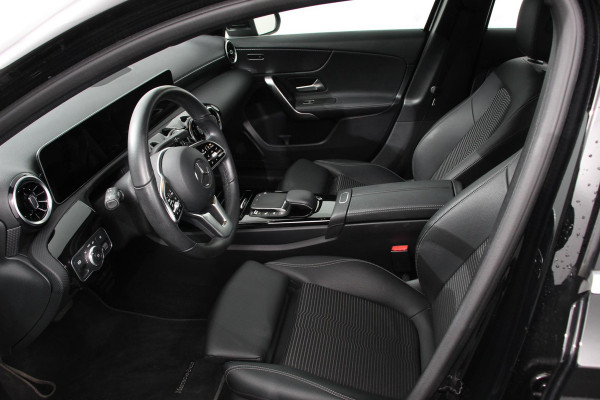Mercedes-Benz A-Klasse 200 Progressive | Navigatie | Climate Control | Lane Assist | Camera | Trekhaak | DAB | LED | Verkeersbord Herkenning | Mercedes-Benz A-Klasse 200 Progressive | Navigatie | Climate Control | Lane Assist | Camera | Trekhaak | DAB | LED | Verkeersbord Herkenning |