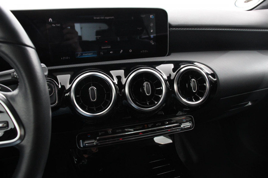 Mercedes-Benz A-Klasse 200 Progressive | Navigatie | Climate Control | Lane Assist | Camera | Trekhaak | DAB | LED | Verkeersbord Herkenning | Mercedes-Benz A-Klasse 200 Progressive | Navigatie | Climate Control | Lane Assist | Camera | Trekhaak | DAB | LED | Verkeersbord Herkenning |