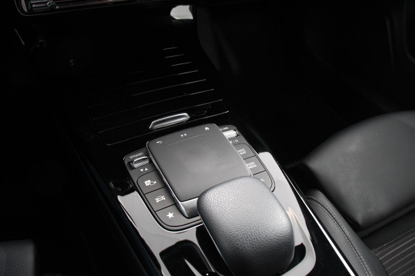 Mercedes-Benz A-Klasse 200 Progressive | Navigatie | Climate Control | Lane Assist | Camera | Trekhaak | DAB | LED | Verkeersbord Herkenning | Mercedes-Benz A-Klasse 200 Progressive | Navigatie | Climate Control | Lane Assist | Camera | Trekhaak | DAB | LED | Verkeersbord Herkenning |