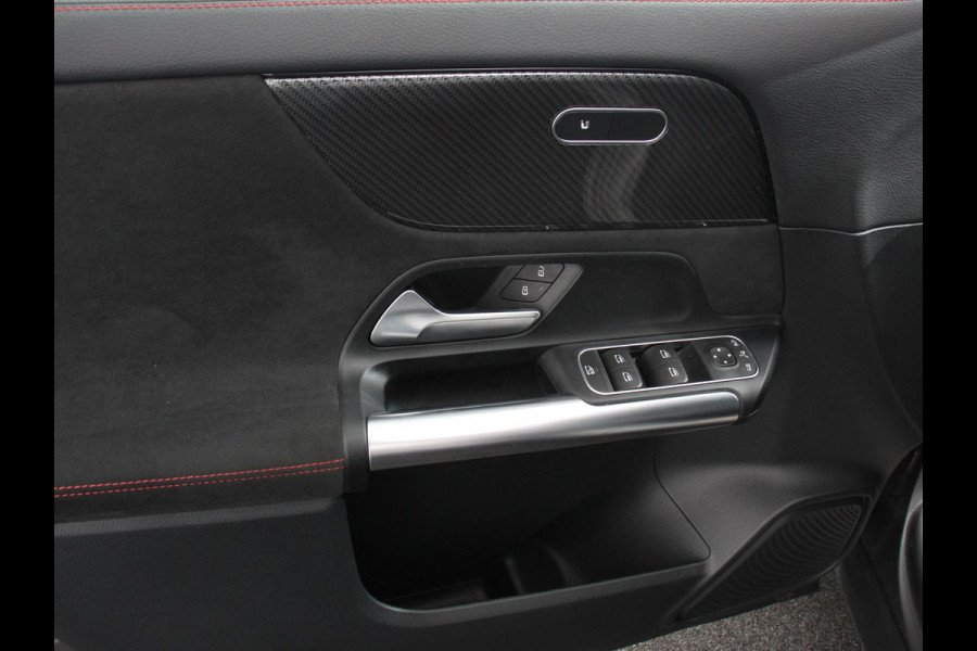 Mercedes-Benz GLA 200 Automaat AMG Line Nieuw model! Mercedes-Benz GLA-klasse 200 AMG Line 8-DCT | Navigatie | Climate Control | Camera | Half leder/alcantara | Led | Electrische achterklep | 19"Lichtmetalen velgen