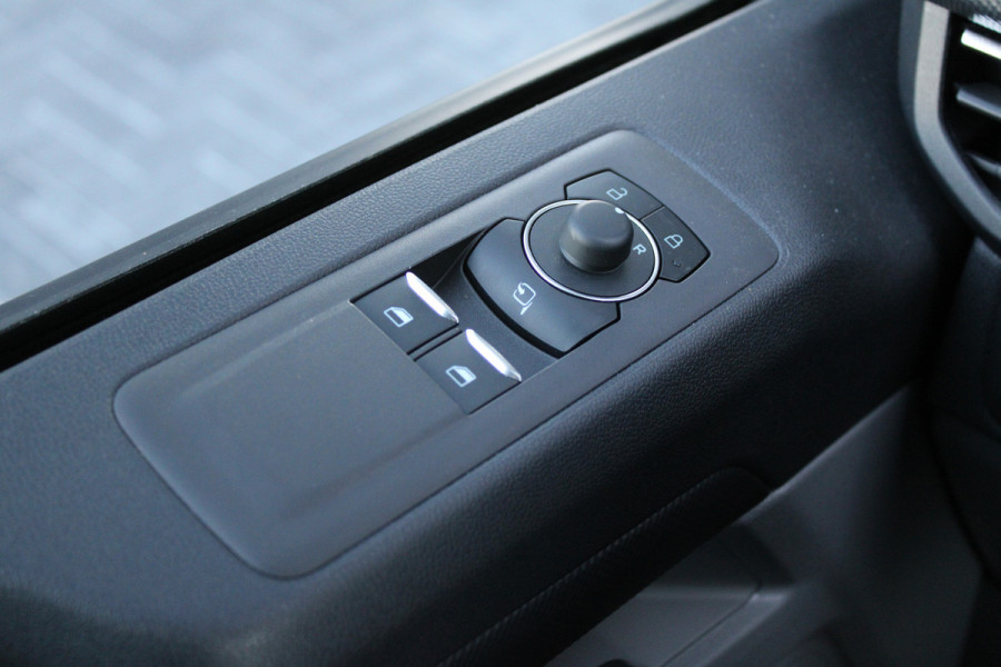 Ford Transit Custom 320 2.0 TDCI L2H1 Limited DC 136pk - 5 Zits - 360 Camera - Blind Spot - Stoelverwarming - Navi - ACC - Rijklaar