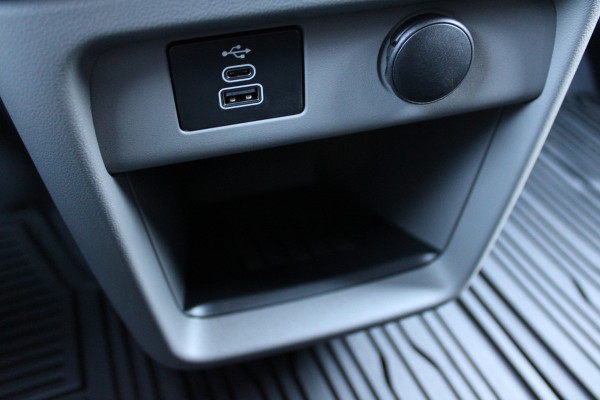 Ford Transit Custom 320 2.0 TDCI L2H1 Limited DC 136pk - 5 Zits - 360 Camera - Blind Spot - Stoelverwarming - Navi - ACC - Rijklaar