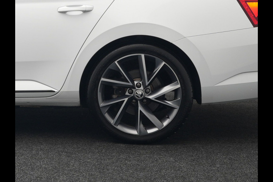 Škoda Superb Combi 1.4 TSI iV Sportline Business Plug In Hybrid 218pk Dealer O.H PHEV | Adaptive Cruise | Alcantara Sportstoelen Memory & Verwarmd | Apple Carplay | Sfeerverlichting | Keyless | Blis | Camera | Virtual | Navigatie | DAB |