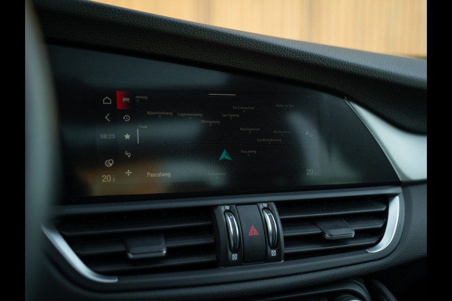 Alfa Romeo Giulia 2.0T 280pk Veloce AWD | Pano-dak | 19 inch | Harman/Kardon | Achterbank verwarming | Adapt. cruise
