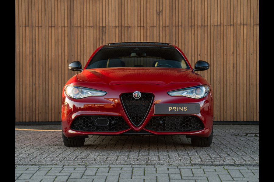 Alfa Romeo Giulia 2.0T 280pk Veloce AWD | Pano-dak | 19 inch | Harman/Kardon | Achterbank verwarming | Adapt. cruise