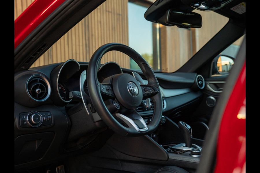 Alfa Romeo Giulia 2.0T 280pk Veloce AWD | Pano-dak | 19 inch | Harman/Kardon | Achterbank verwarming | Adapt. cruise