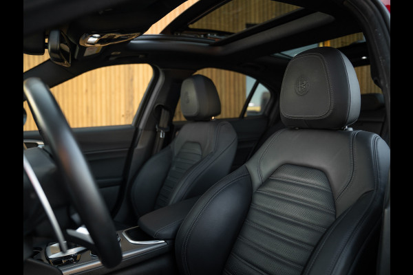 Alfa Romeo Giulia 2.0T 280pk Veloce AWD | Pano-dak | 19 inch | Harman/Kardon | Achterbank verwarming | Adapt. cruise