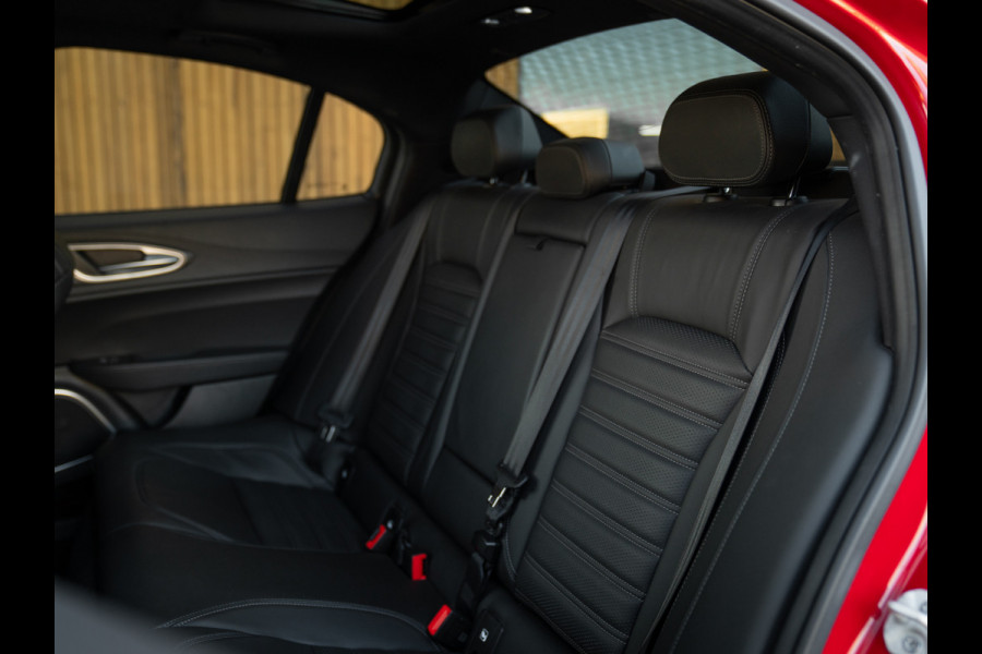 Alfa Romeo Giulia 2.0T 280pk Veloce AWD | Pano-dak | 19 inch | Harman/Kardon | Achterbank verwarming | Adapt. cruise