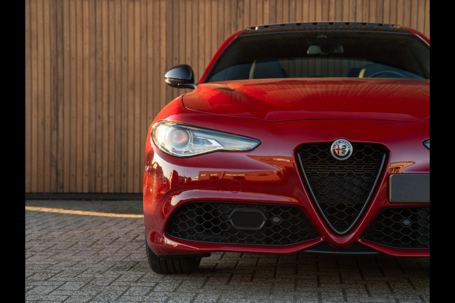 Alfa Romeo Giulia 2.0T 280pk Veloce AWD | Pano-dak | 19 inch | Harman/Kardon | Achterbank verwarming | Adapt. cruise