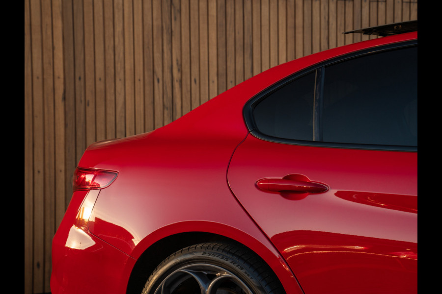 Alfa Romeo Giulia 2.0T 280pk Veloce AWD | Pano-dak | 19 inch | Harman/Kardon | Achterbank verwarming | Adapt. cruise