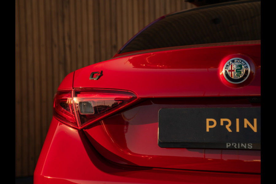 Alfa Romeo Giulia 2.0T 280pk Veloce AWD | Pano-dak | 19 inch | Harman/Kardon | Achterbank verwarming | Adapt. cruise