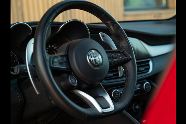 Alfa Romeo Giulia 2.0T 280pk Veloce AWD | Pano-dak | 19 inch | Harman/Kardon | Achterbank verwarming | Adapt. cruise
