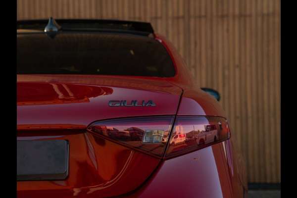 Alfa Romeo Giulia 2.0T 280pk Veloce AWD | Pano-dak | 19 inch | Harman/Kardon | Achterbank verwarming | Adapt. cruise