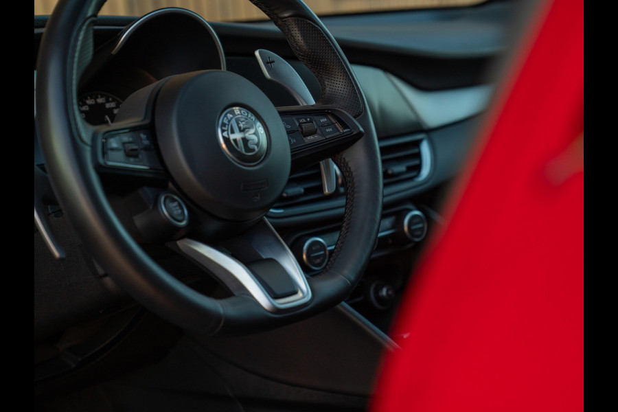 Alfa Romeo Giulia 2.0T 280pk Veloce AWD | Pano-dak | 19 inch | Harman/Kardon | Achterbank verwarming | Adapt. cruise