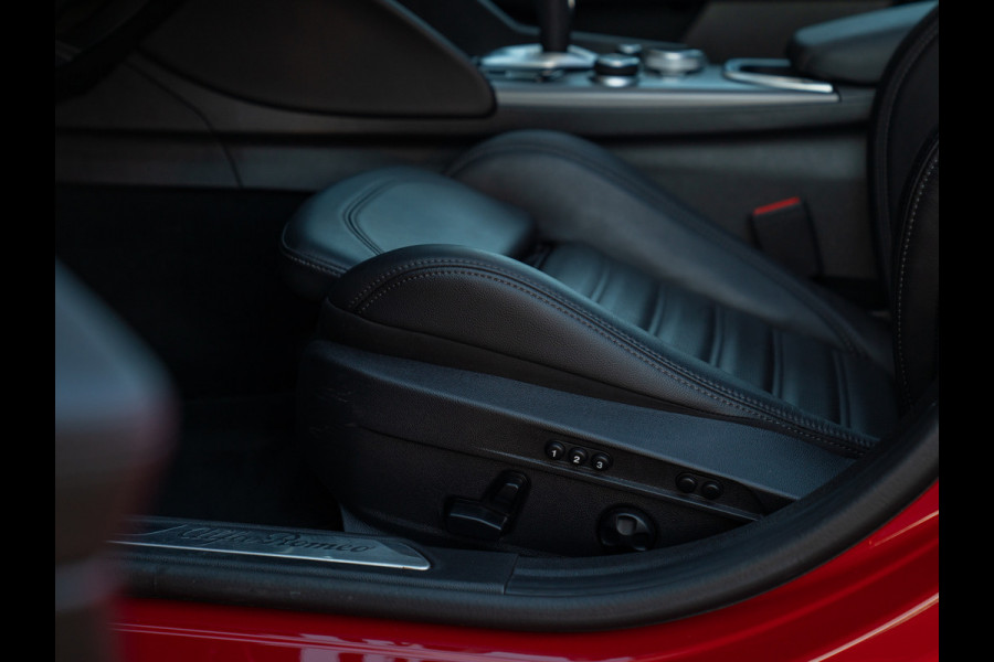 Alfa Romeo Giulia 2.0T 280pk Veloce AWD | Pano-dak | 19 inch | Harman/Kardon | Achterbank verwarming | Adapt. cruise