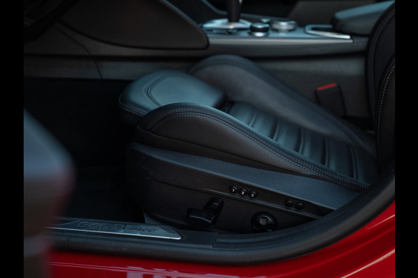 Alfa Romeo Giulia 2.0T 280pk Veloce AWD | Pano-dak | 19 inch | Harman/Kardon | Achterbank verwarming | Adapt. cruise