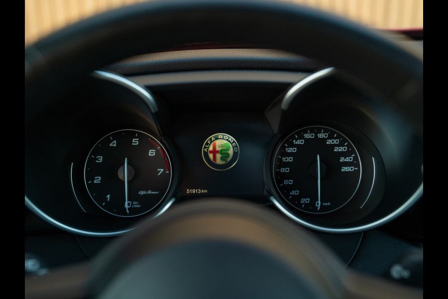 Alfa Romeo Giulia 2.0T 280pk Veloce AWD | Pano-dak | 19 inch | Harman/Kardon | Achterbank verwarming | Adapt. cruise