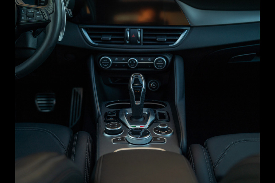 Alfa Romeo Giulia 2.0T 280pk Veloce AWD | Pano-dak | 19 inch | Harman/Kardon | Achterbank verwarming | Adapt. cruise