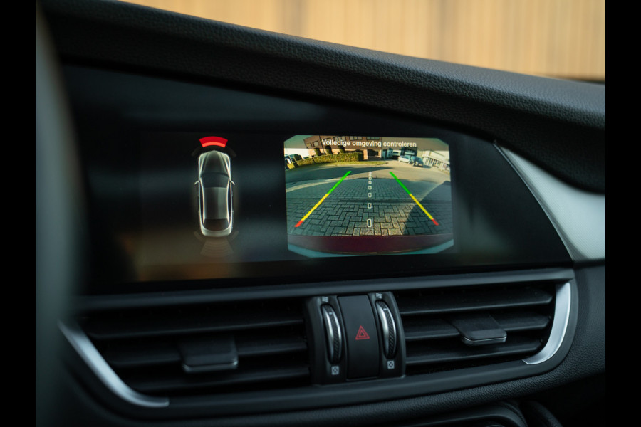 Alfa Romeo Giulia 2.0T 280pk Veloce AWD | Pano-dak | 19 inch | Harman/Kardon | Achterbank verwarming | Adapt. cruise