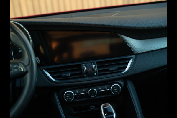 Alfa Romeo Giulia 2.0T 280pk Veloce AWD | Pano-dak | 19 inch | Harman/Kardon | Achterbank verwarming | Adapt. cruise