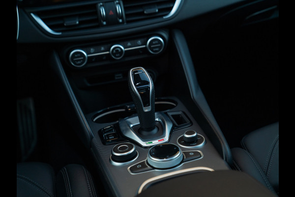 Alfa Romeo Giulia 2.0T 280pk Veloce AWD | Pano-dak | 19 inch | Harman/Kardon | Achterbank verwarming | Adapt. cruise